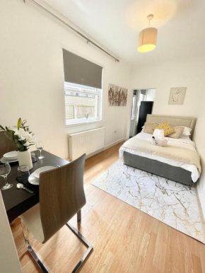 Studio Flat With Private Patio in Stratford